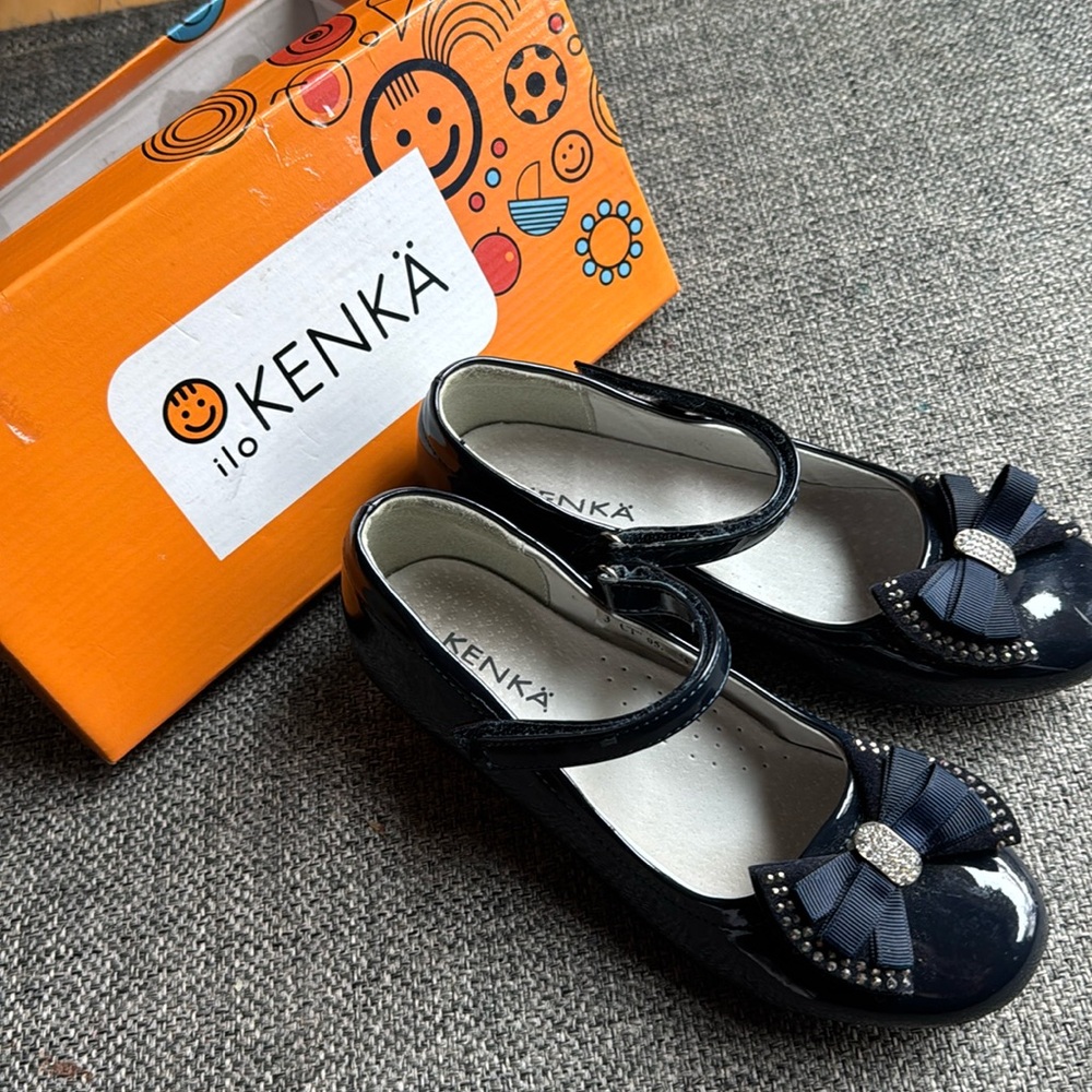 Kids shoes. Size 34
